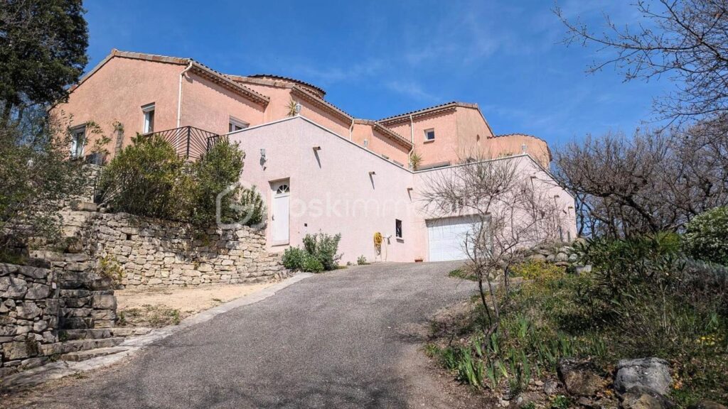 Vue panoramique 180° – Position dominante – À 15 min de Montélimar – 6 pièces – 4 chambres – 194 m²