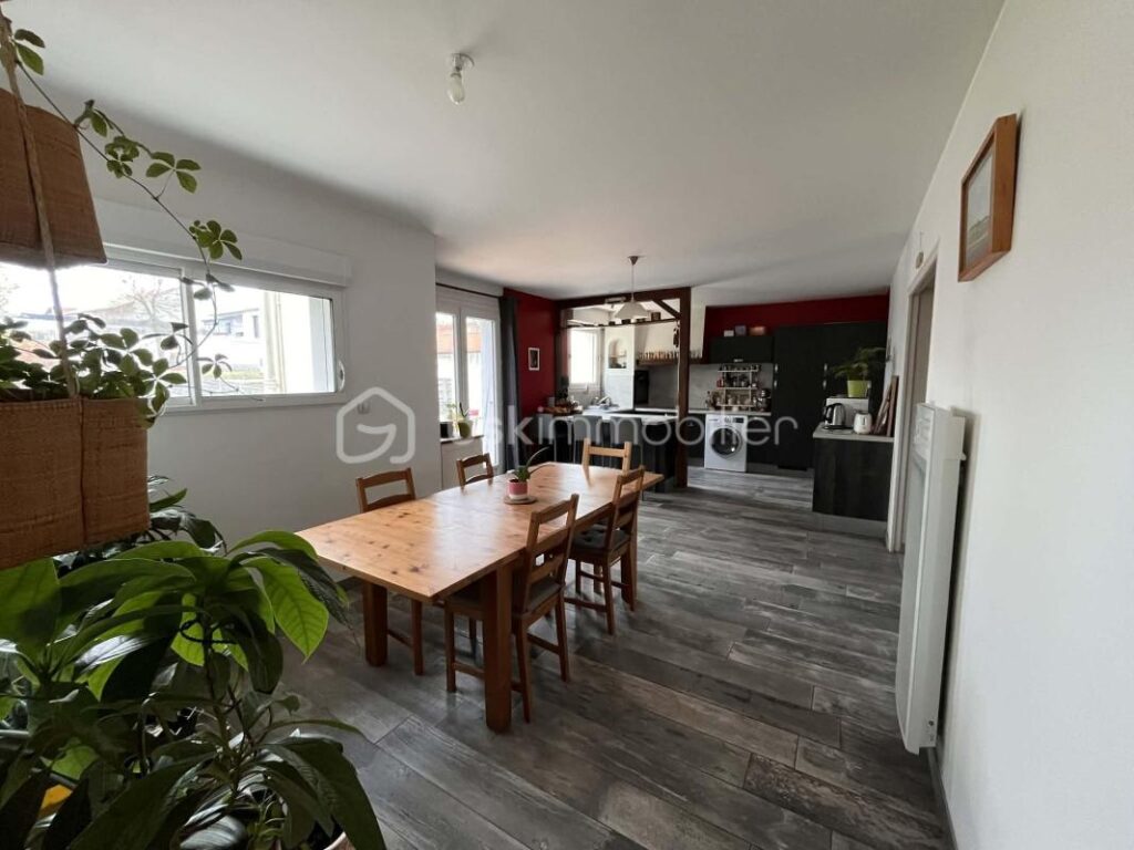 Maison 5 chambres sur jardin clos – GESTE – 260 000 € HAI – 8 pièces – 5 chambres – 166 m²
