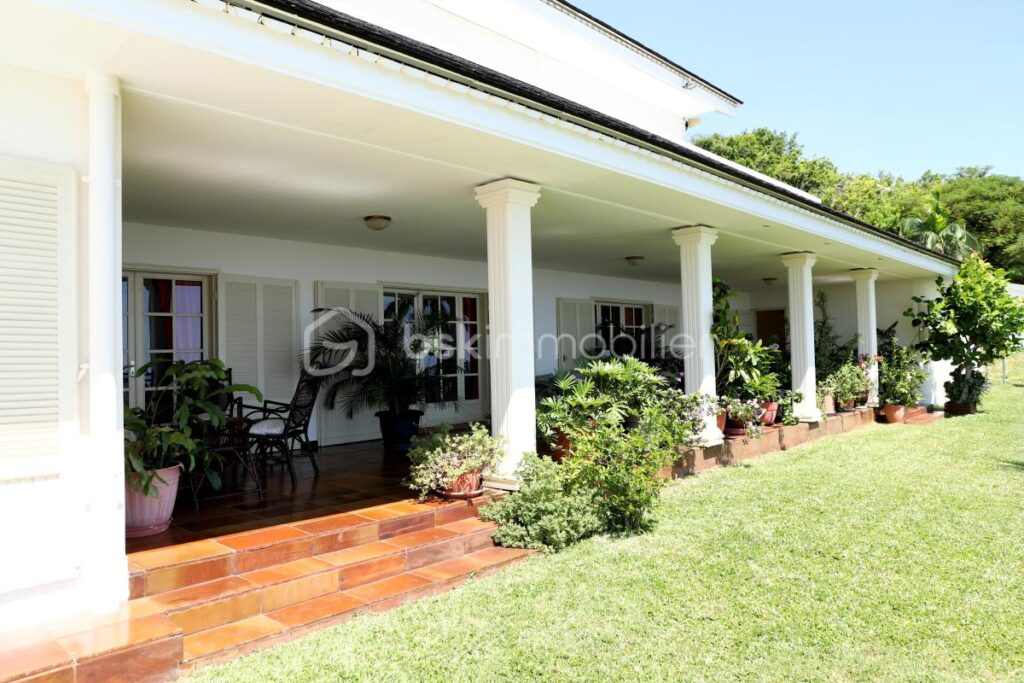 ✨ Villa d’exception avec vue mer – La Montagne (97417) – 7 pièces – 5 chambres – 350 m²