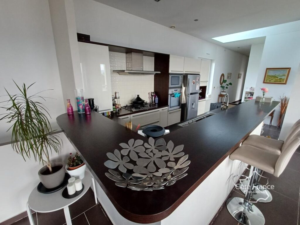 Loft de 129 m2 entièrement rénové, comprenant 4 pièces, dont – 4 pièces – 3 chambres – 129 m²