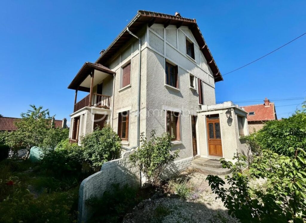 Maison 7 pièces de 170m² à CHARTRETTES (77590) – 7 pièces – 5 chambres – 170 m²