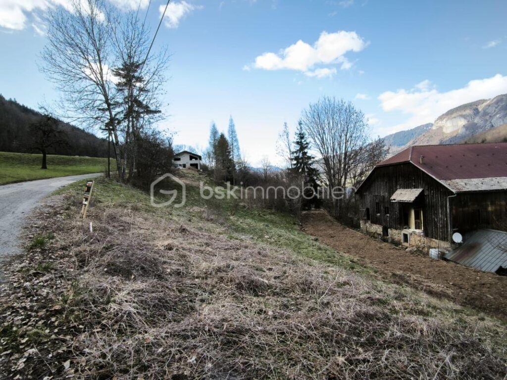 Terrain à bâtir libre de construction à moins de 45 minutes de Genève– Vue sur la pointe de Marcelly – Secteur calme à Mieussy – NR pièces – NR chambres – 589 m²
