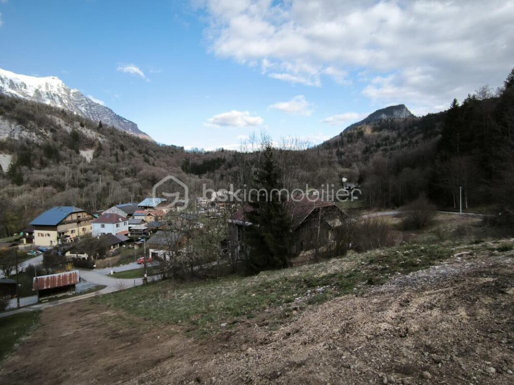 Terrain constructible libre de construction à moins de 45 minutes de Genève – vue sur la point de Marcelly – NR pièces – NR chambres – 626 m²