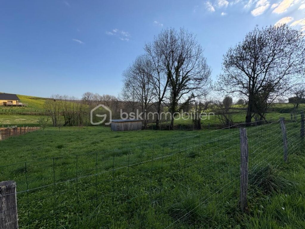 Terrain Constructible au calme – NR pièces – NR chambres – 1805 m²