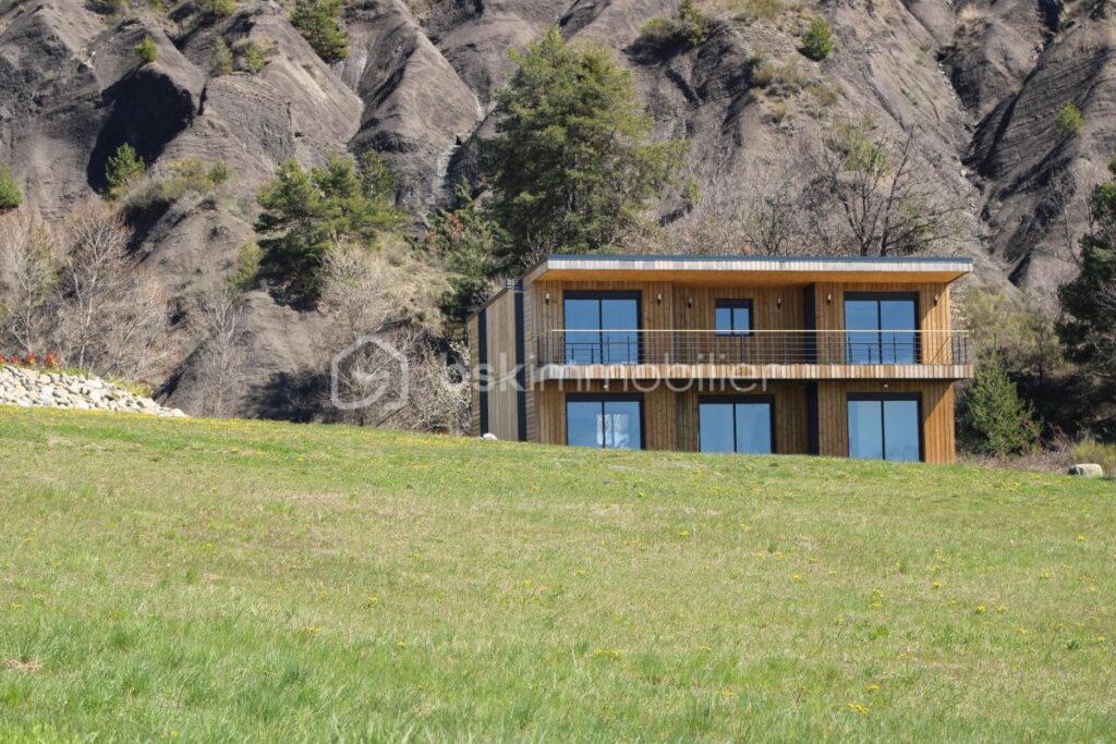 Ensemble Immobiler d&rsquo;exception composé de deux maisons neuves contemporaines + un terrain constructible en Haute Provence : Ideal investisseur – 12 pièces – 8 chambres – 300 m²