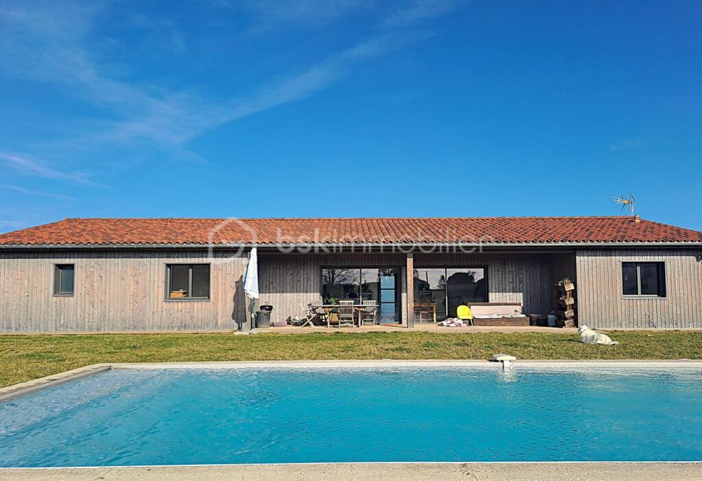 Maison en bois T6 sur 3580 m² – 6 pièces – 4 chambres – 136 m²