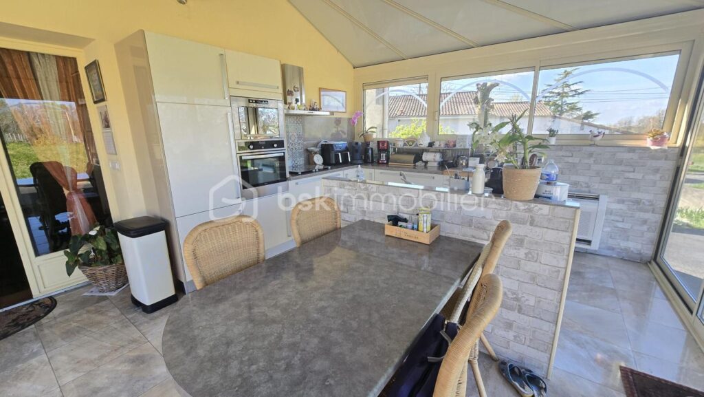 Maison en pierre avec 100m2 de dépendances – 7 pièces – 3 chambres – 172 m²