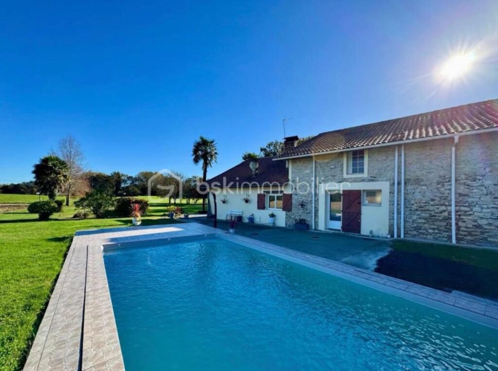 **Maison landaise de caractère avec piscine et parc arboré – Fort potentiel** – 5 pièces – 4 chambres – 164 m²