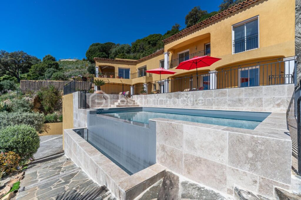 Belle propriété de 230 m² avec vue mer panoramique sur les îles d&rsquo;or – Piscine et ascenseur – 6 pièces – 4 chambres – 230 m²