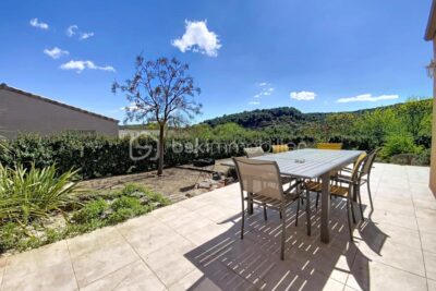 ** VILLA PLAIN-PIED DE TYPE 5 – PISCINE ET GARAGE ** – 5 pièces – 4 chambres – 105 m²