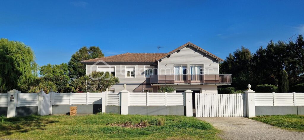 Maison familiale avec T2 indépendant, grands volumes, piscine et magnifique jardin – 5 mns de Dax – 6 pièces – 4 chambres – 200 m²