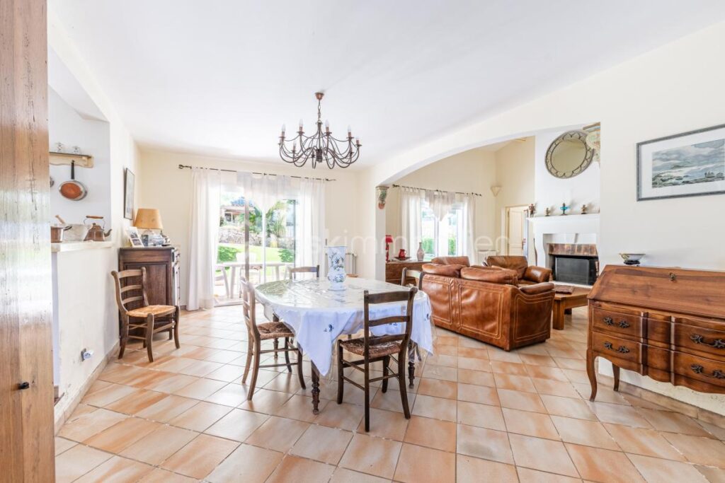 DPT VAR 83 : VERITABLE HAVRE DE PAIX – 6 pièces – 4 chambres – 160 m²