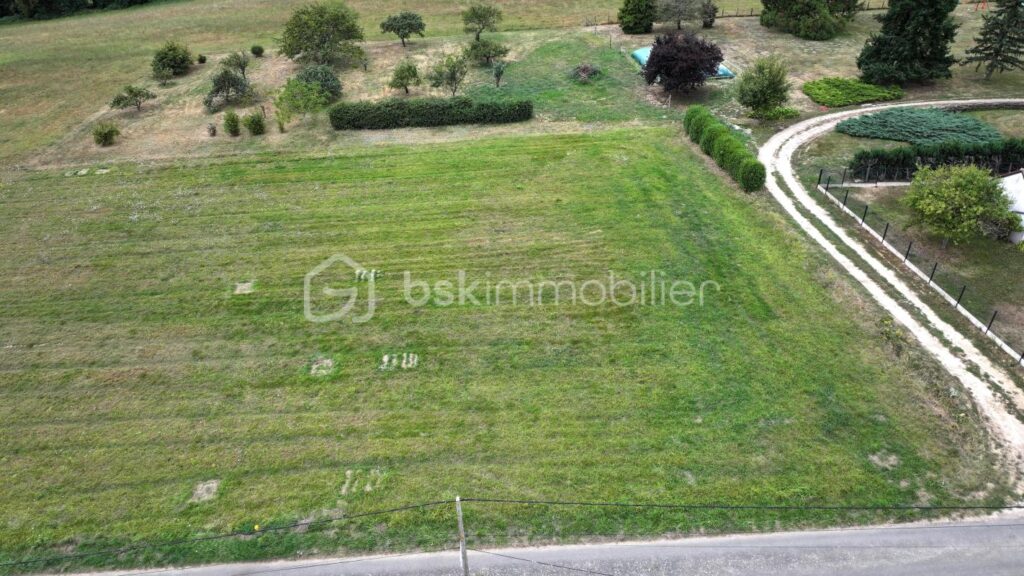 TERRAIN CONSTRUCTIBLE PROCHE MONNAIE – NR pièces – NR chambres – 1349 m²