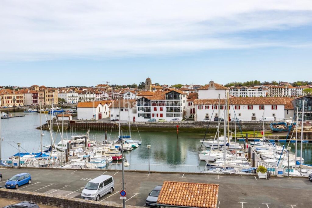 Duplex d’exception avec vue imprenable sur le port de Ciboure – 4 pièces – 2 chambres – 134 m²