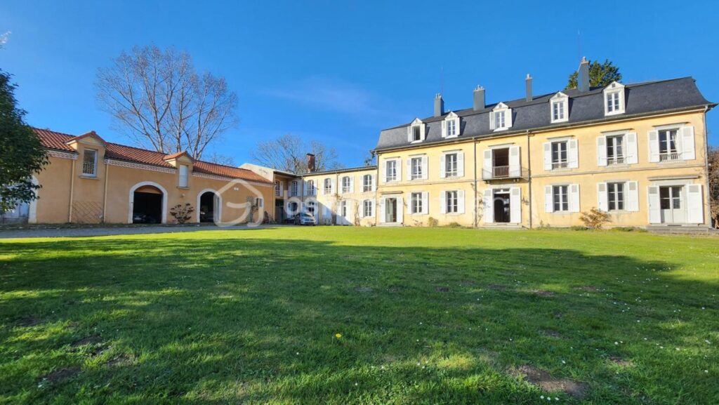 Domaine de charme sur les côteaux Est de Tarbes – NR pièces – NR chambres – 720 m²
