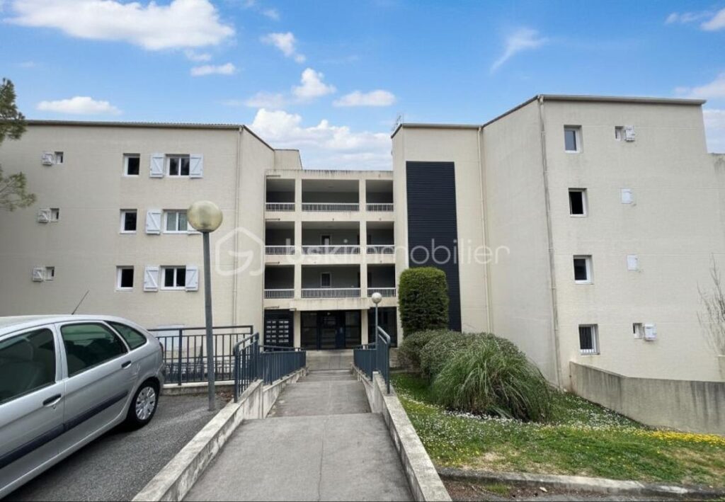 EXCLUSIVITE A PEYMEINADE – 2 PIÈCES 52 m² – DERNIER ÉTAGE – BALCON – PARKING – 2 pièces – 1 chambre – 51 m²