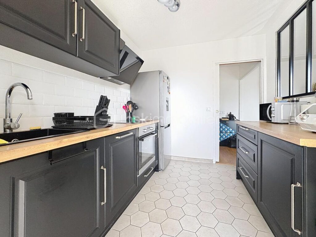 👉 Coup de cœur T2 rénové avec 2 balcons + parking – Toulon – 2 pièces – 1 chambre – 48 m²