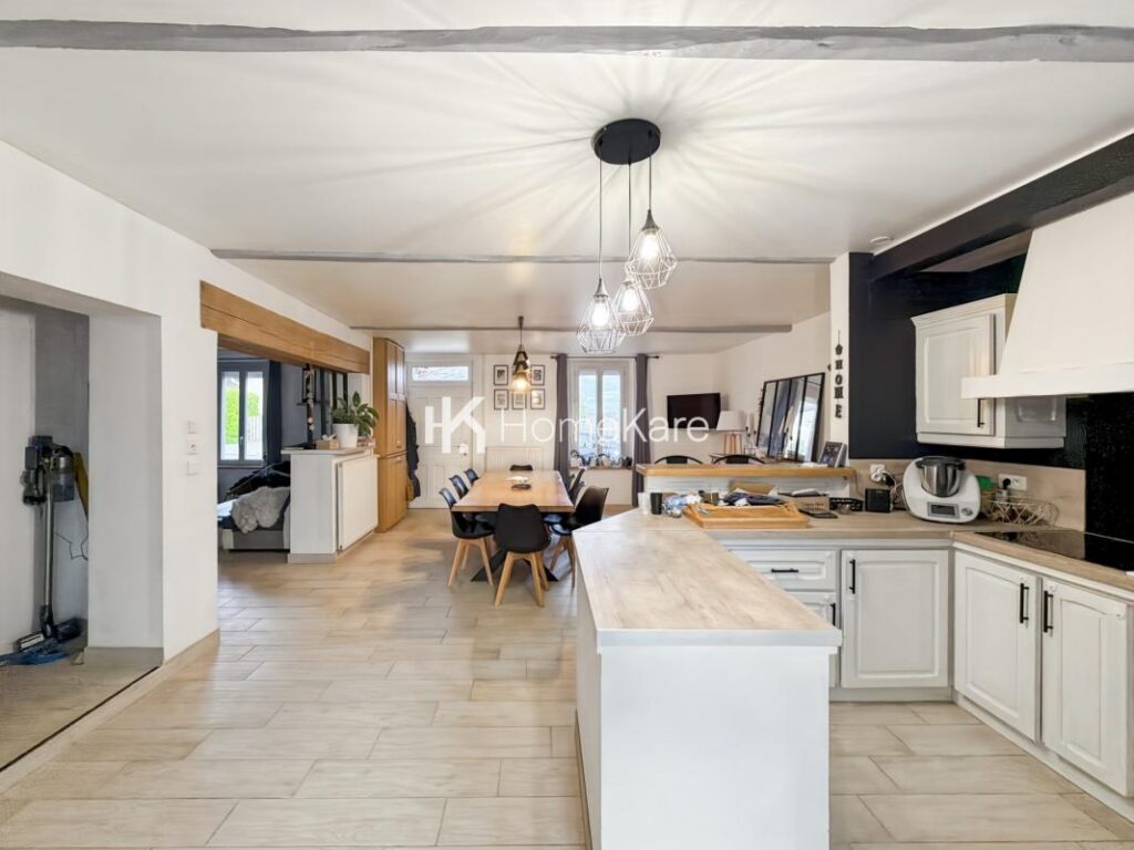 MAISON AVEC PISCINE ET VUE – 6 pièces – 5 chambres – 165 m²