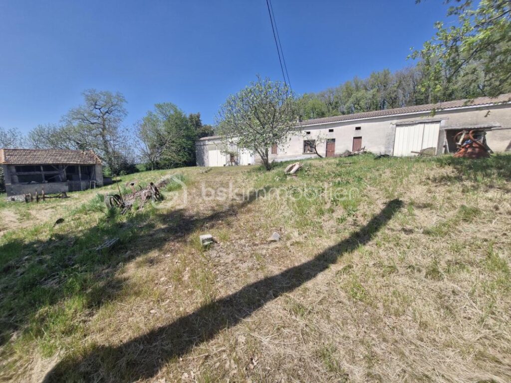 Belle maison en pierre à rénover de 150m2 avec deux dépendances de 100m2 et terrain de 47 hectares – 4 pièces – 2 chambres – 150 m²