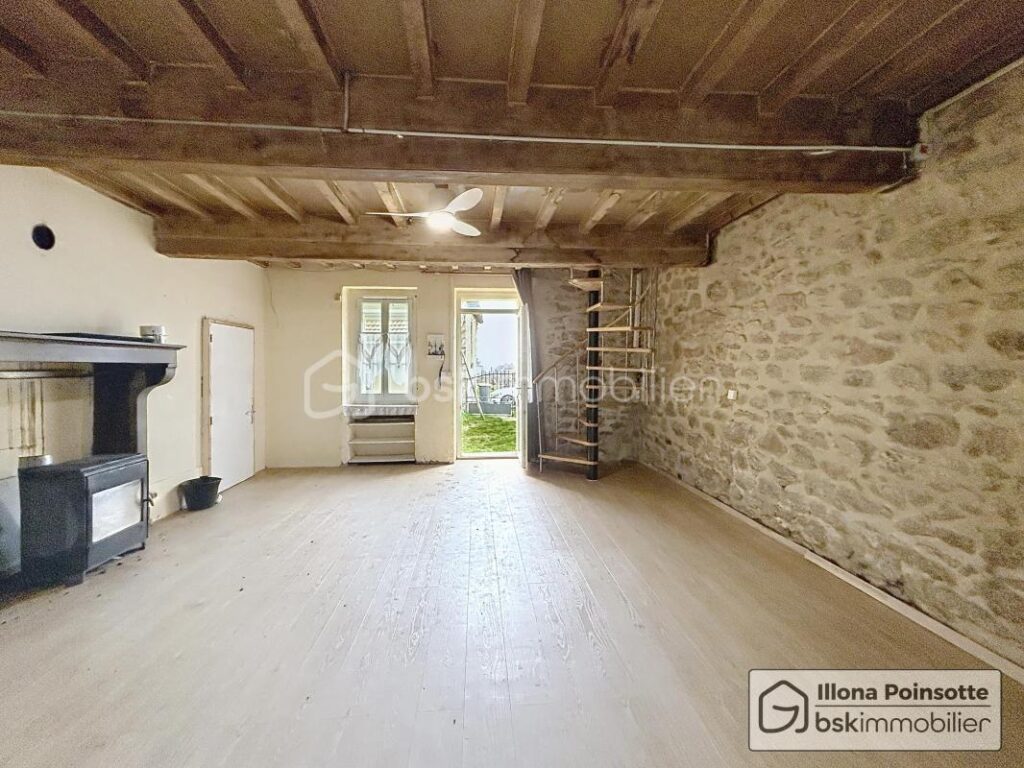 Maison avec dépendances et 1 hectare de terrain – 5 pièces – 4 chambres – 100 m²