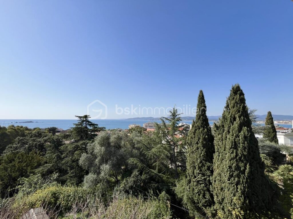 Centre de Saint-Raphaël – Élégante propriété de caractère des années 1930, vue mer sur un emplacement d’exception – 11 pièces – 5 chambres – 320 m²