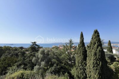 Centre de Saint-Raphaël – Élégante propriété de caractère des années 1930, vue mer sur un emplacement d’exception – 11 pièces – 5 chambres – 320 m²