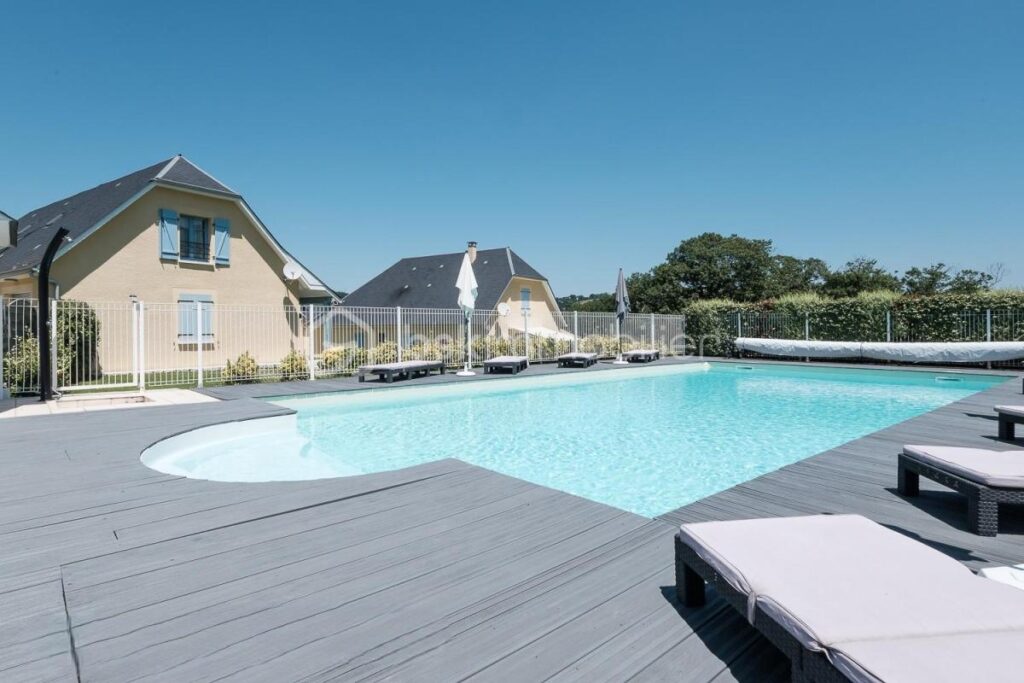 ENSEMBLE IMMOBILIER – 2 MAISONS FAMILIALES + 2 DÉPENDANCES AMÉNAGÉES – VUE PYRÉNÉES – TERRAIN 4500M² – 10 MN LOURDES – 16 pièces – 12 chambres – 410 m²