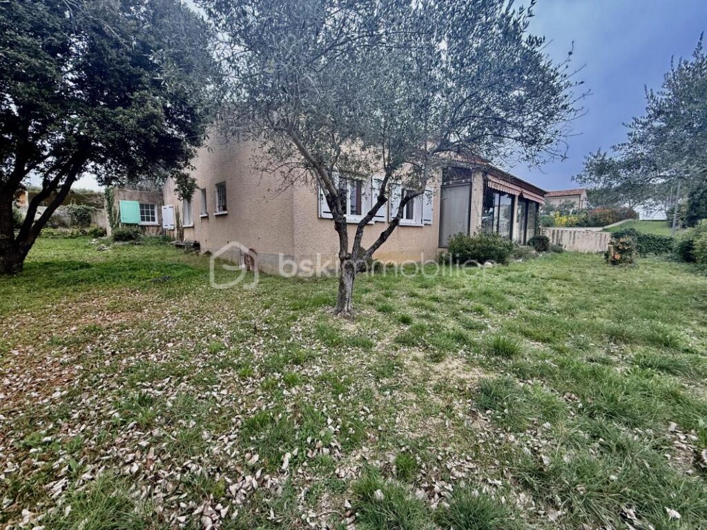 🏡À VENDRE VILLA DE 130 M2 + GRANDE VÉRANDA AVEC VUE PANORAMIQUE – GARAGE ET ABRIS DE JARDIN – FORT POTENTIEL SUR 1060 M2 DE TERRAIN – VALENSOLE – PRIX 305 000 € 🌿✨ – 5 pièces – 3 chambres – 130 m²