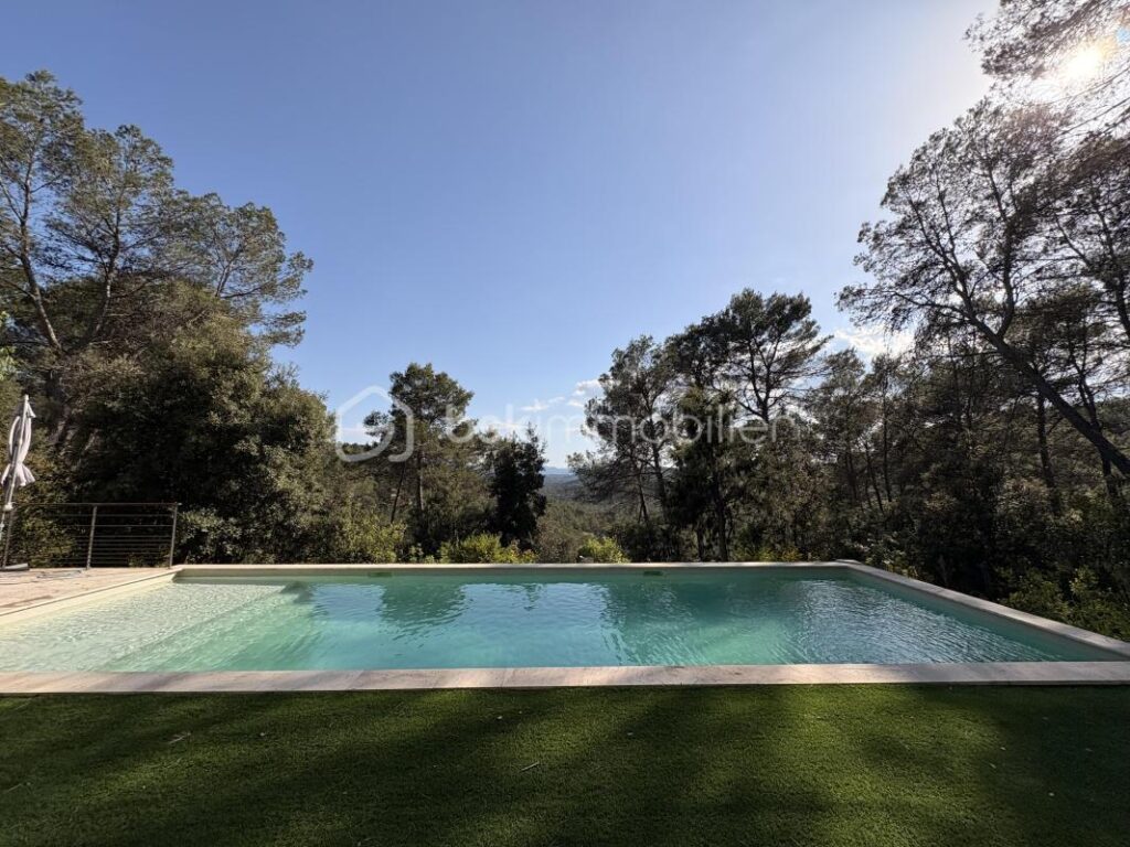 MAISON FAMILIALE 190 M2 – TARADEAU – 8 pièces – 5 chambres – 190 m²