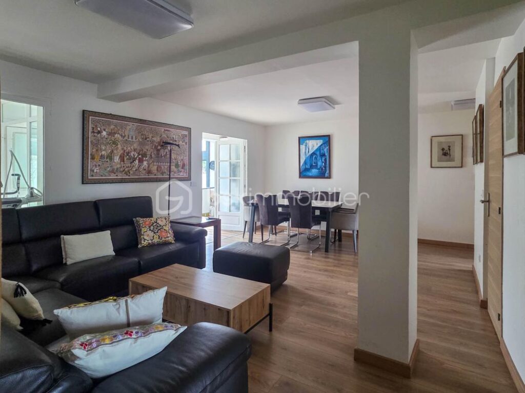 Boissy-Saint-Léger Appartement 5 pièces – rez-de-chaussée avec jardin sans vis-à-vis lumineux – trois places de parking sous-sol sans charges de copropriété plein sud – – 5 pièces – 3 chambres – 108 m²