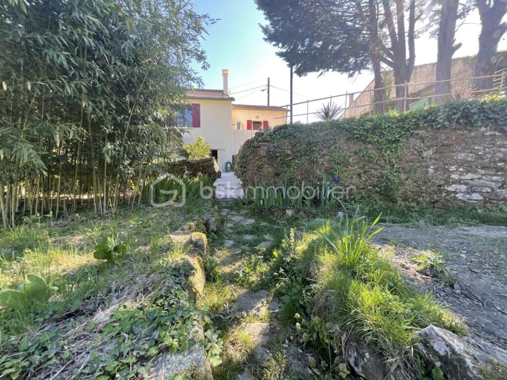 Charme bucolique et tranquillité à La Grand-Combe : Maison de village rénové avec terrasses ensoleillées – 3 pièces – 2 chambres – 65 m²