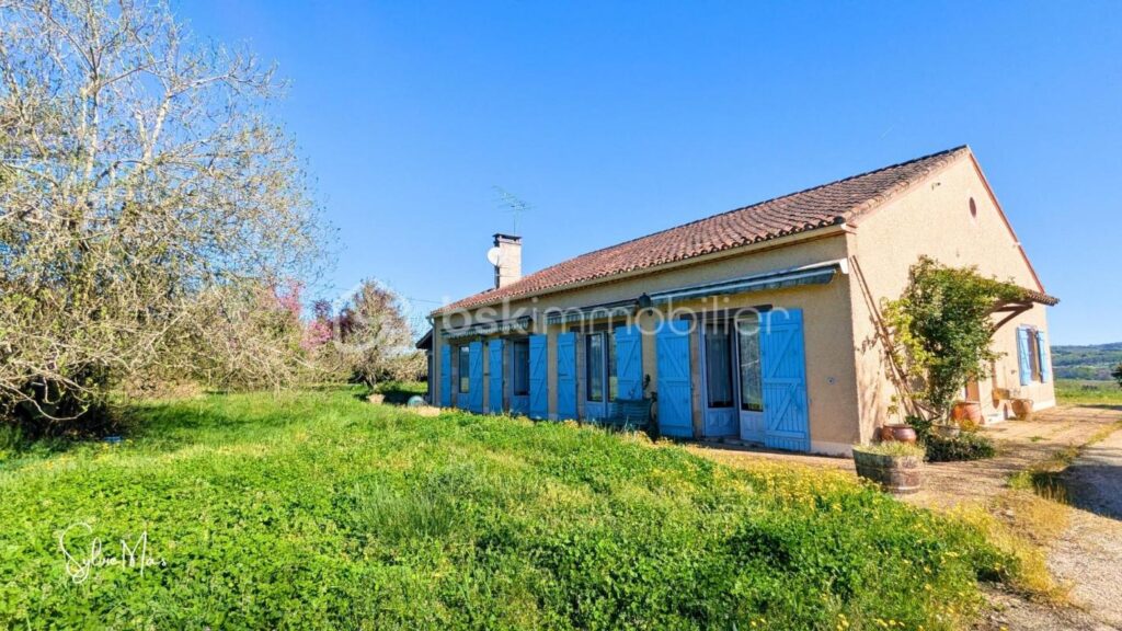 Ancienne grange en pierre sur 2,7 hectares avec vue dégagée au calme – 4 pièces – 3 chambres – 140 m²