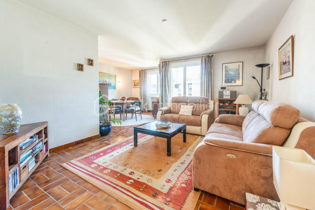 Joli 4 pièces en étage élevé avec vue panoramique / Cave + Parking commun / Garage en sus – 4 pièces – 2 chambres – 82 m²