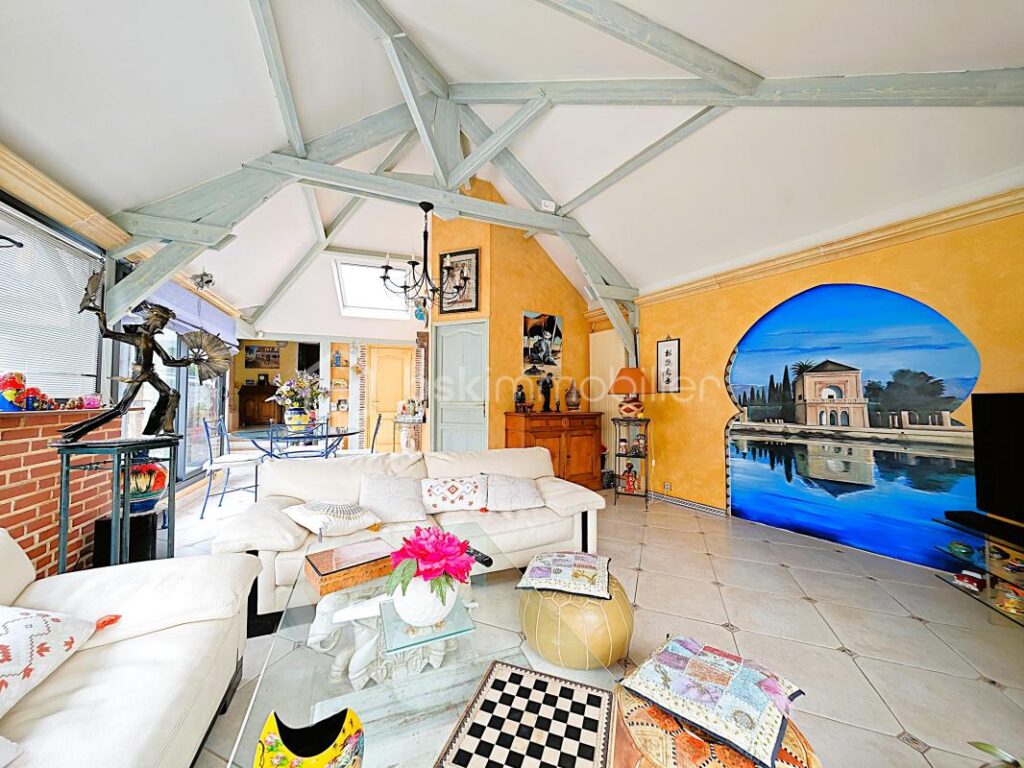 À 10 minutes de RAMBOUILLET, propriété de 220m²habitable sur terrain de 940m² avec une magnifique piscine de 5 M par 10 M – 4 pièces – 3 chambres – 171 m²