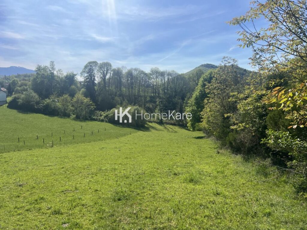 SUPERBE VUE SUR LES MONTAGNES – NR pièces – NR chambres – 3000 m²