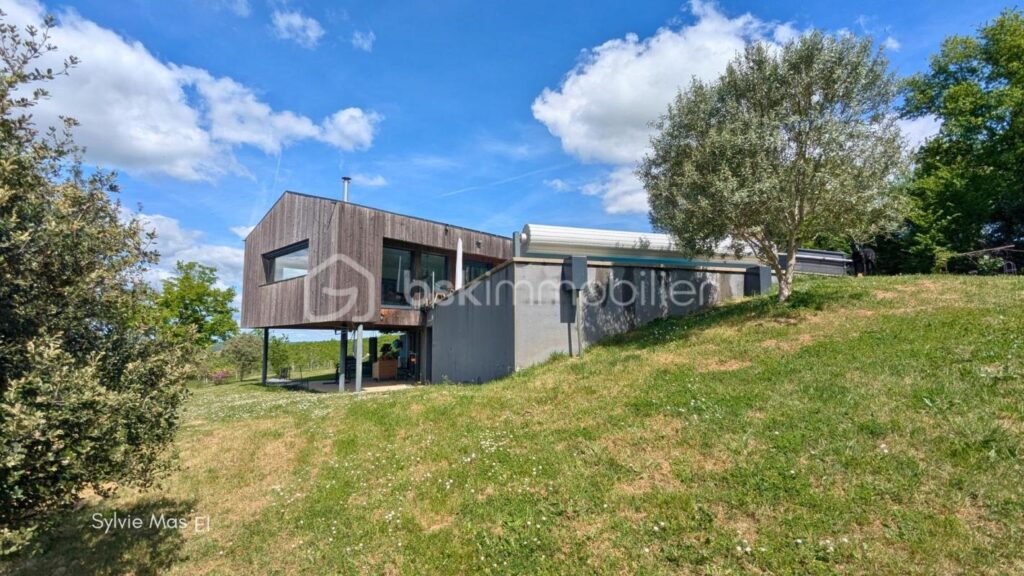 Propriété contemporaine avec vue panoramique – piscine – 7 pièces – 6 chambres – 204 m²