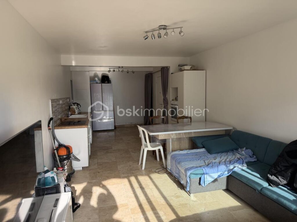 Cavalaire-sur-Mer (83240) – Appartement T4 traversant de plus de 84m2 en Centre Ville, à 150 m du bord de Mer – 4 pièces – 3 chambres – 84 m²