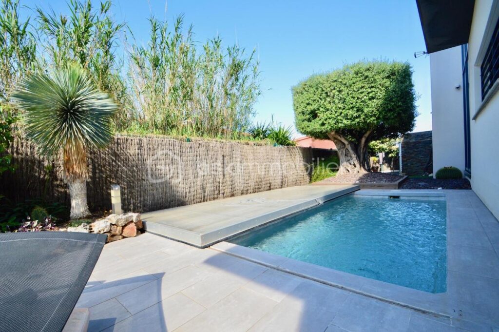 Belle villa avec jardin, garage et piscine – 5 pièces – 3 chambres – 180 m²