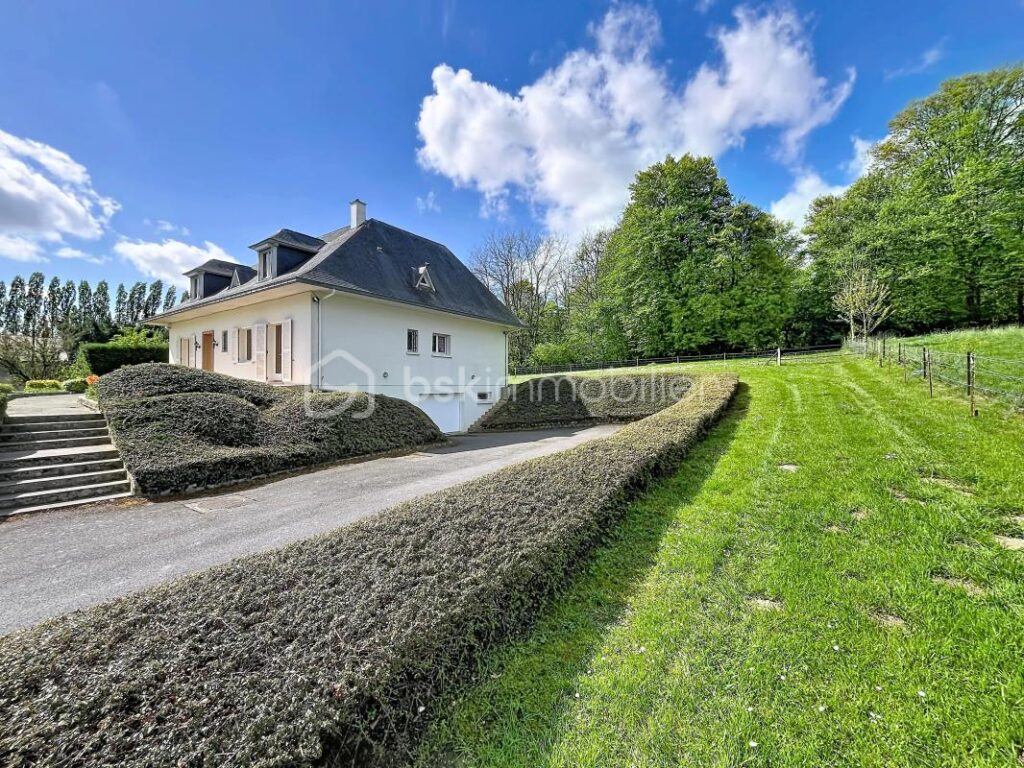 PAVILLON SUR SOUS SOL COMPLET – 8 pièces – 4 chambres – 178 m²