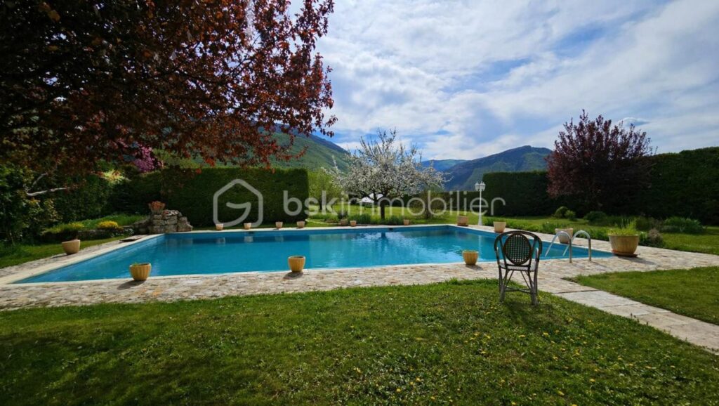 Maison 5 chambres 215 m² piscine et terrain – 6 pièces – 5 chambres – 215 m²