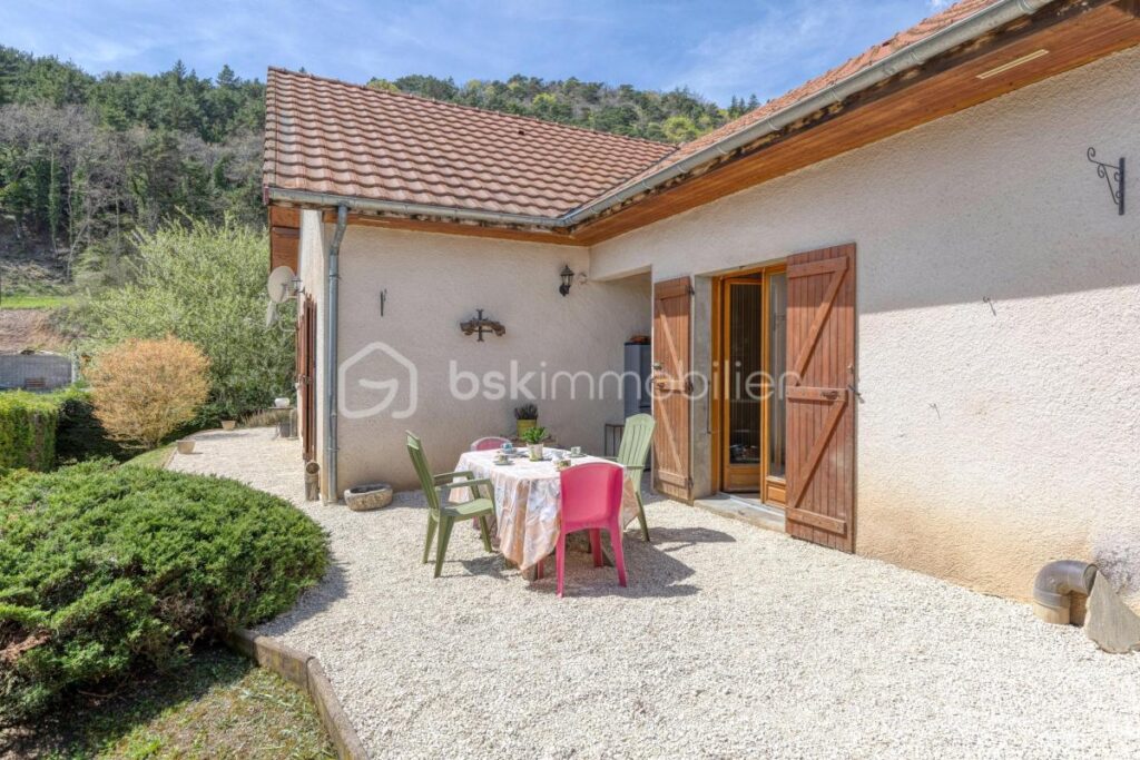 PRUNIERES 38350 – VILLA individuelle de PLAIN PIED de 124m² – 3 CHAMBRES, COMBLES à aménager. VUE EXCEPTIONNELLE, CADRE NATUREL privilégié – 5 pièces – 3 chambres – 124 m²