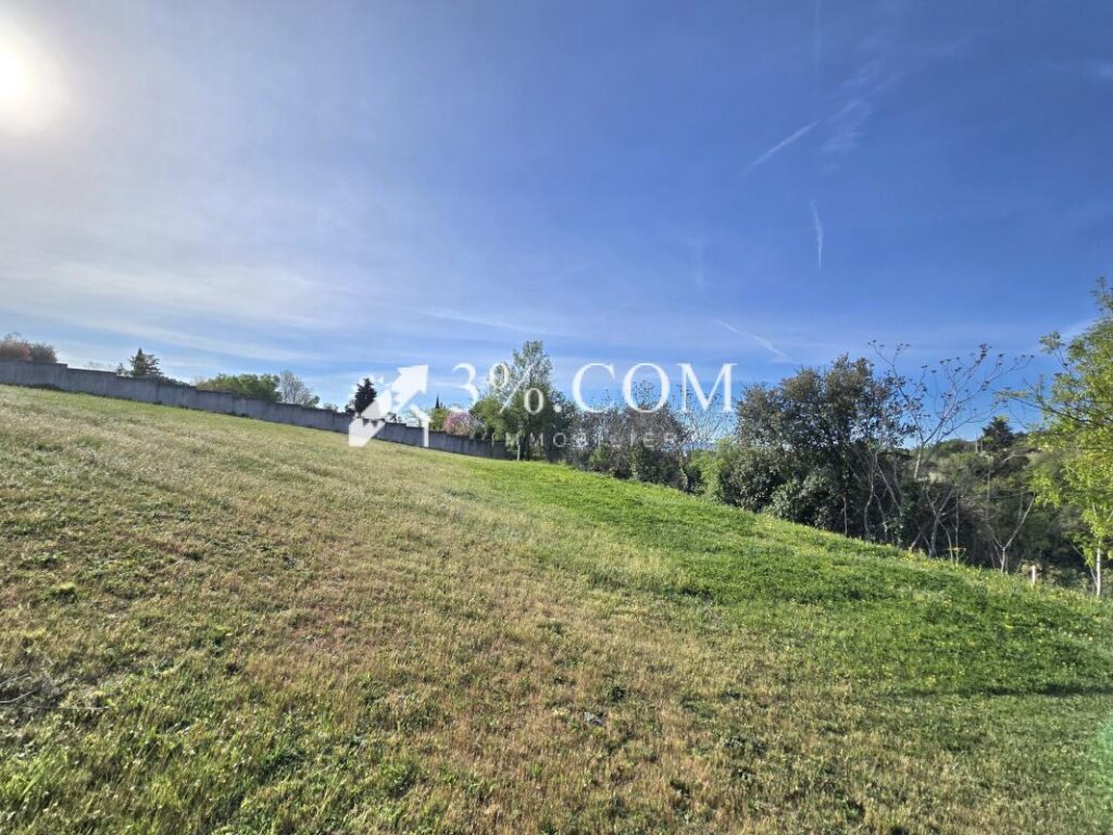 Terrain de 1148 m2 non viabilisé -plein sud et vue dégagée – NR pièces – NR chambres – 1148 m²