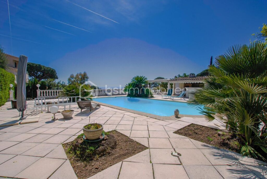 Demeure de caractère avec vue mer, piscine et multiples logements indépendants – 9 pièces – 6 chambres – 319 m²
