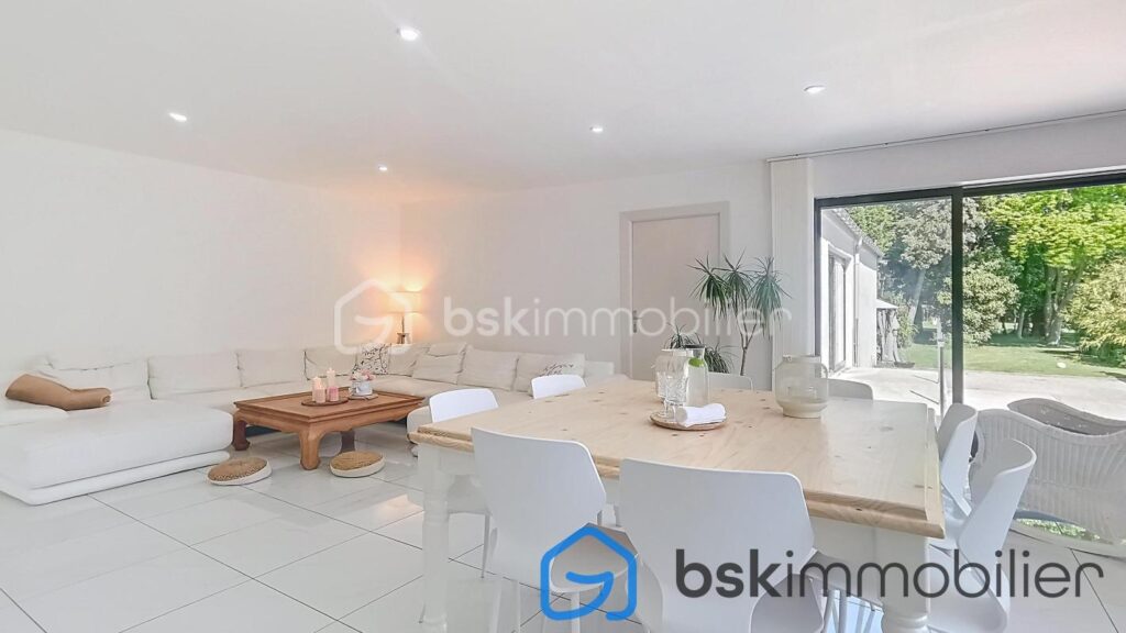 Maison INDIVIDUELLE LOCAL profession libérale – 8 pièces – 4 chambres – 210 m²
