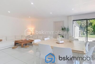 Maison INDIVIDUELLE LOCAL profession libérale – 8 pièces – 4 chambres – 210 m²