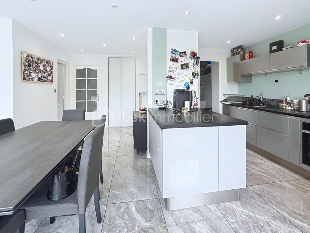 Appartement de 83 m2 avec terrasse – 4 pièces – 3 chambres – 82 m²