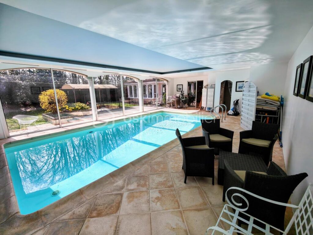 Au calme, grande maison familiale 6 ch av jardin clos arboré, terrasse et piscine couverte – 15 pièces – 6 chambres – 390 m²