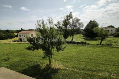 Maison avec vue panoramique sur la campagne gardoise – 4 chambres, dépendances et grand terrain arboré – 5 pièces – 4 chambres – 105 m²