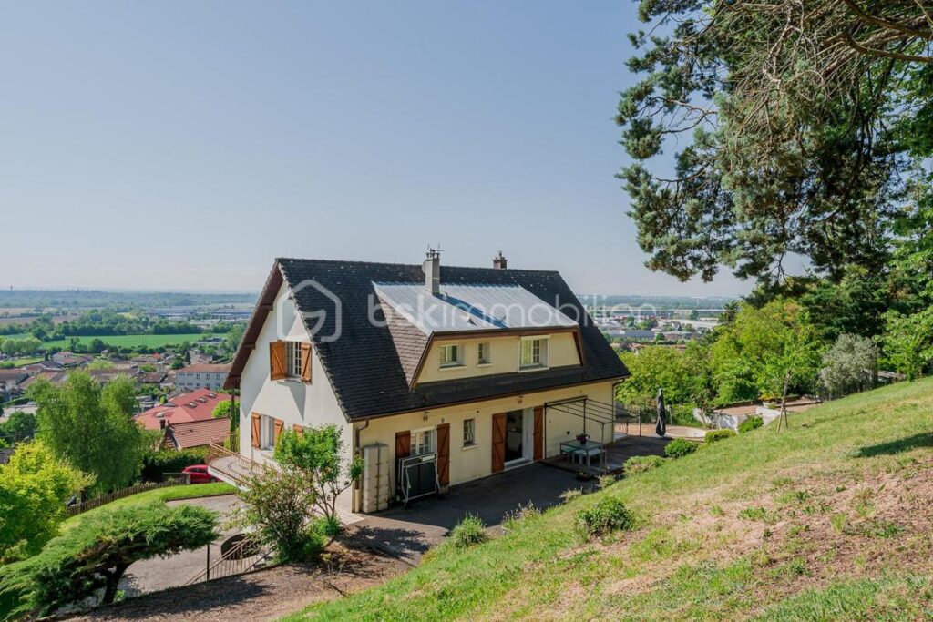 MAISON FAMILIALE AVEC VUE DÉGAGÉE, AU CALME DANS UN CADRE EXCEPTIONNEL PROCHE COMMODITÉS – 8 pièces – 5 chambres – 241 m²
