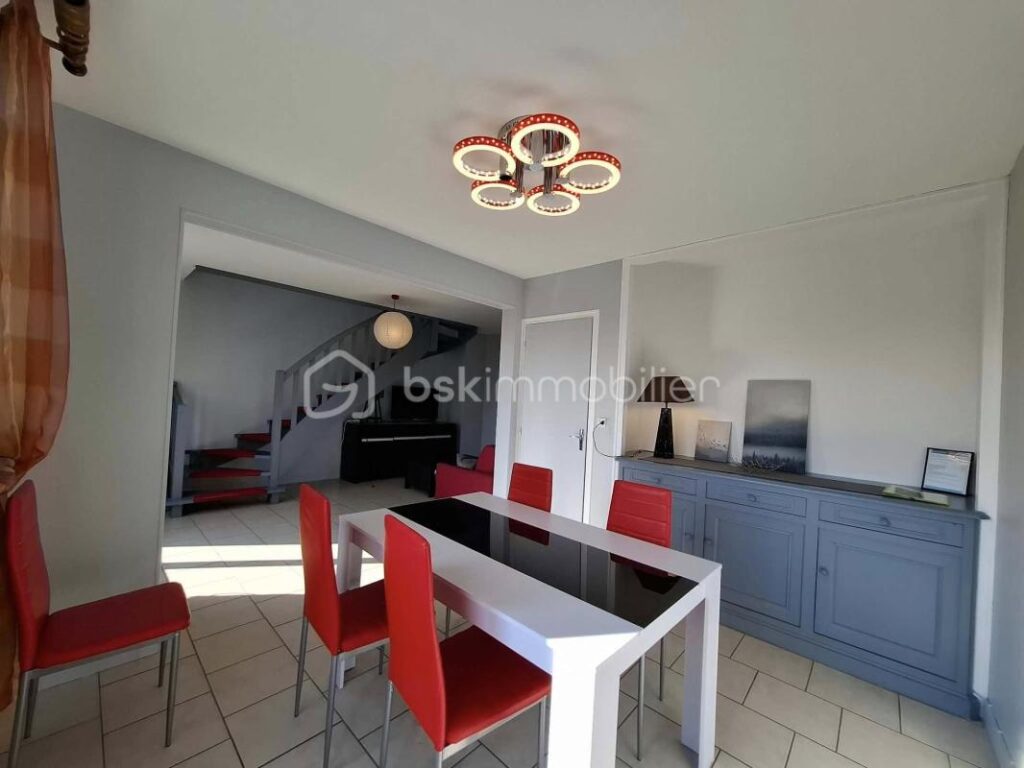 🔥✨ COUP DE CŒUR À Bagnoles-de-l’Orne – Appartement avec balcon & volumes incroyables ! – 4 pièces – 2 chambres – 90 m²